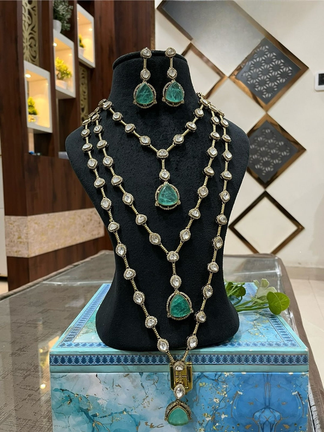 The Inaya Emerald Polki Set